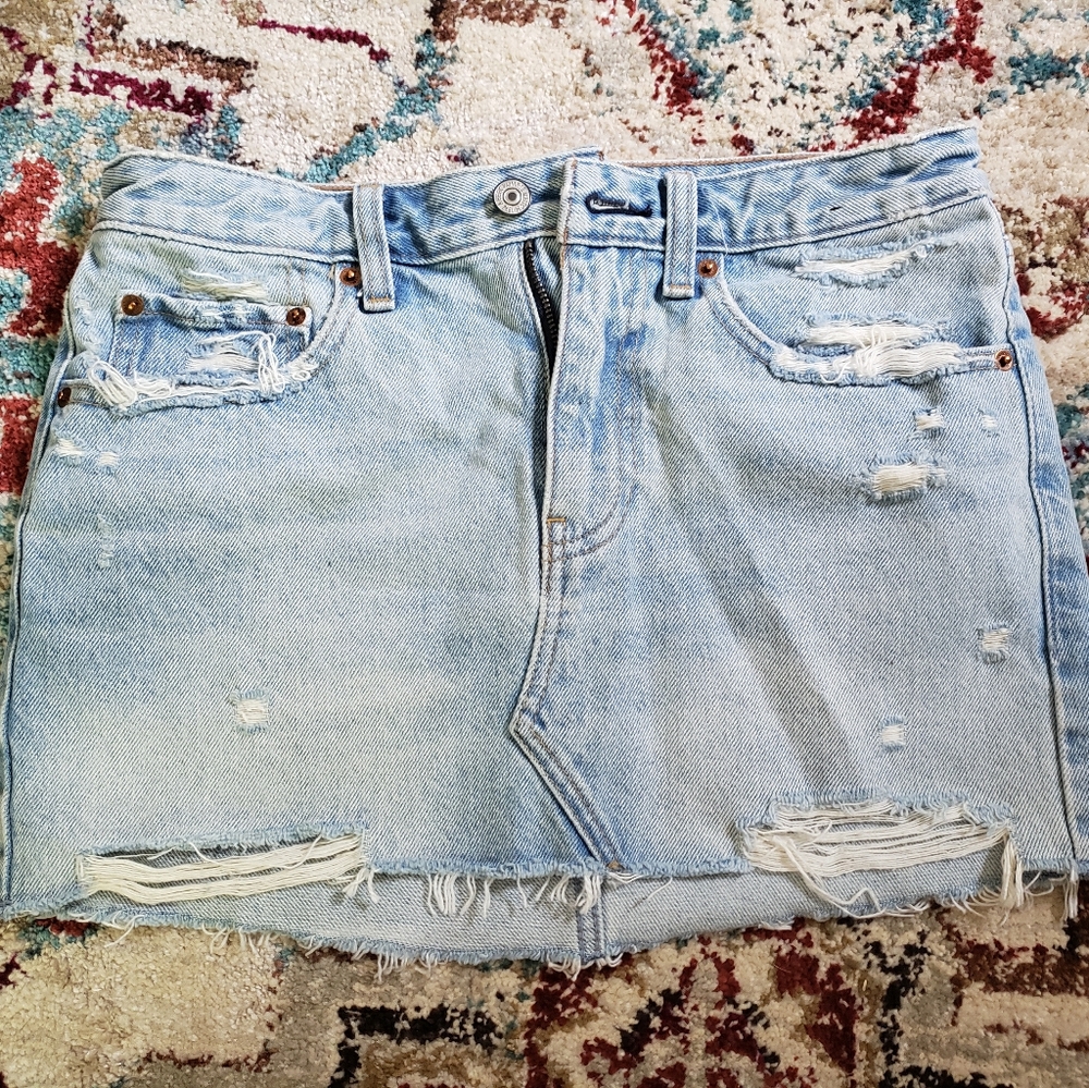 A&F Low Rise Mini Skirt Size 26 - light wash